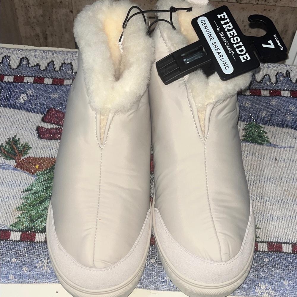 NWT Dearfoams Shearling-Lined Slippers